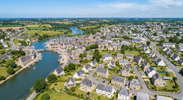 Vue a&eacute;rienne ou paysag&egrave;re de la ville d'Auray montrant son tissu urbain, ses quartiers r&eacute;sidentiels et leurs alentours, photographi&eacute;e en journ&eacute;e avec une bonne luminosit&eacute; naturelle. L'image doit transmettre l'accessibilit&eacute; et la proximit&eacute; de l'entreprise pour les habitants de cette zone. Photographie r&eacute;aliste de haute qualit&eacute; professionnelle sans texte, logo ou filigrane visible.