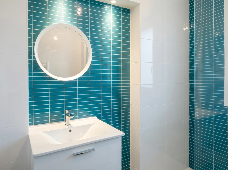 Salle de bain moderne avec carrelage mural en faïence rectangulaire turquoise en pose verticale, joints blancs