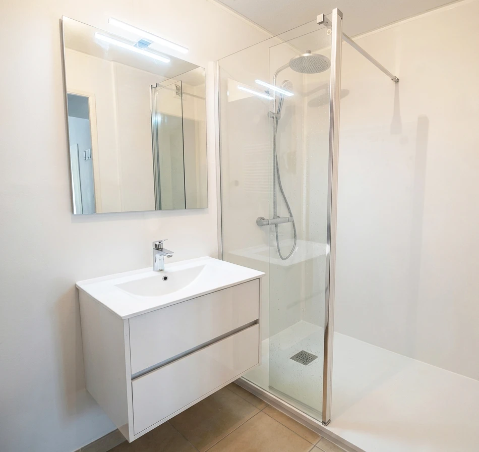 Salle de bain moderne entièrement blanche, minimaliste