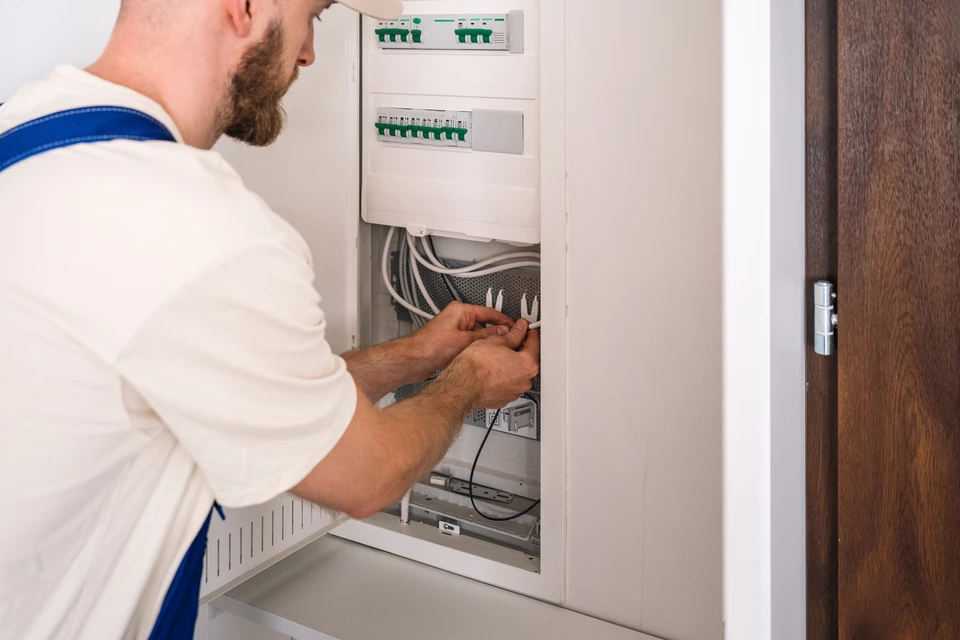 Intérieur résidentiel, électricien installant un interrupteur mural