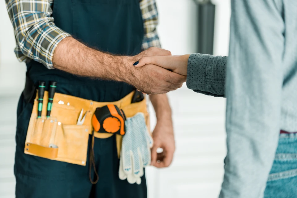 Des électriciens au travail