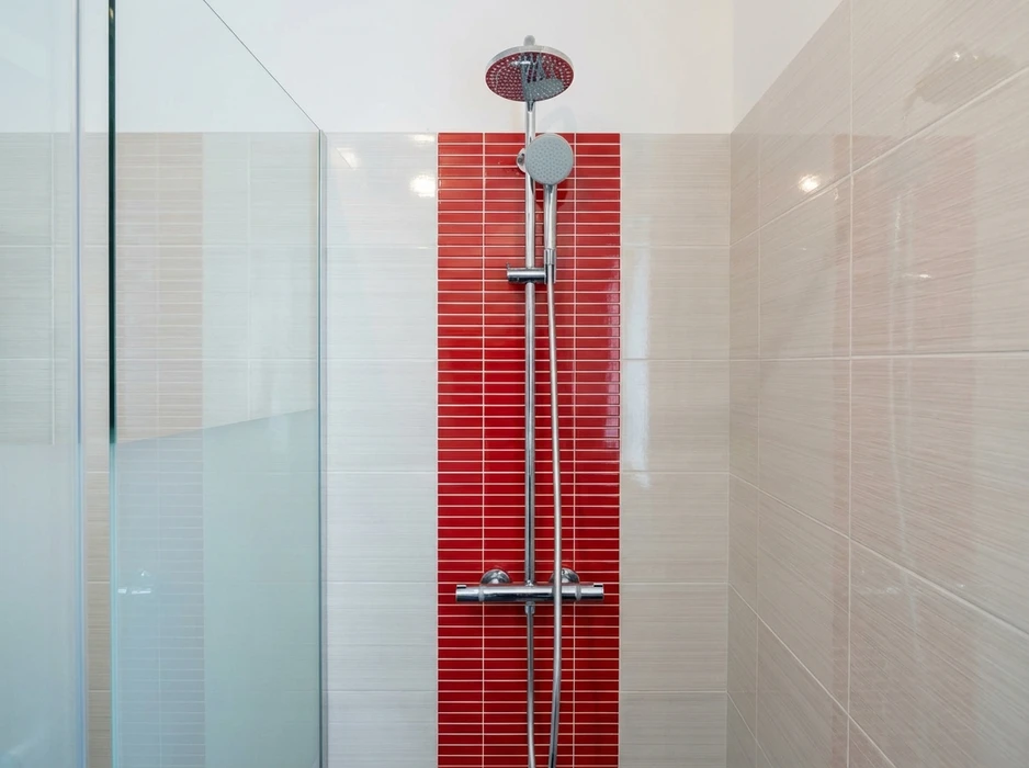 Salle de bain élégante combinant style vintage et contemporain