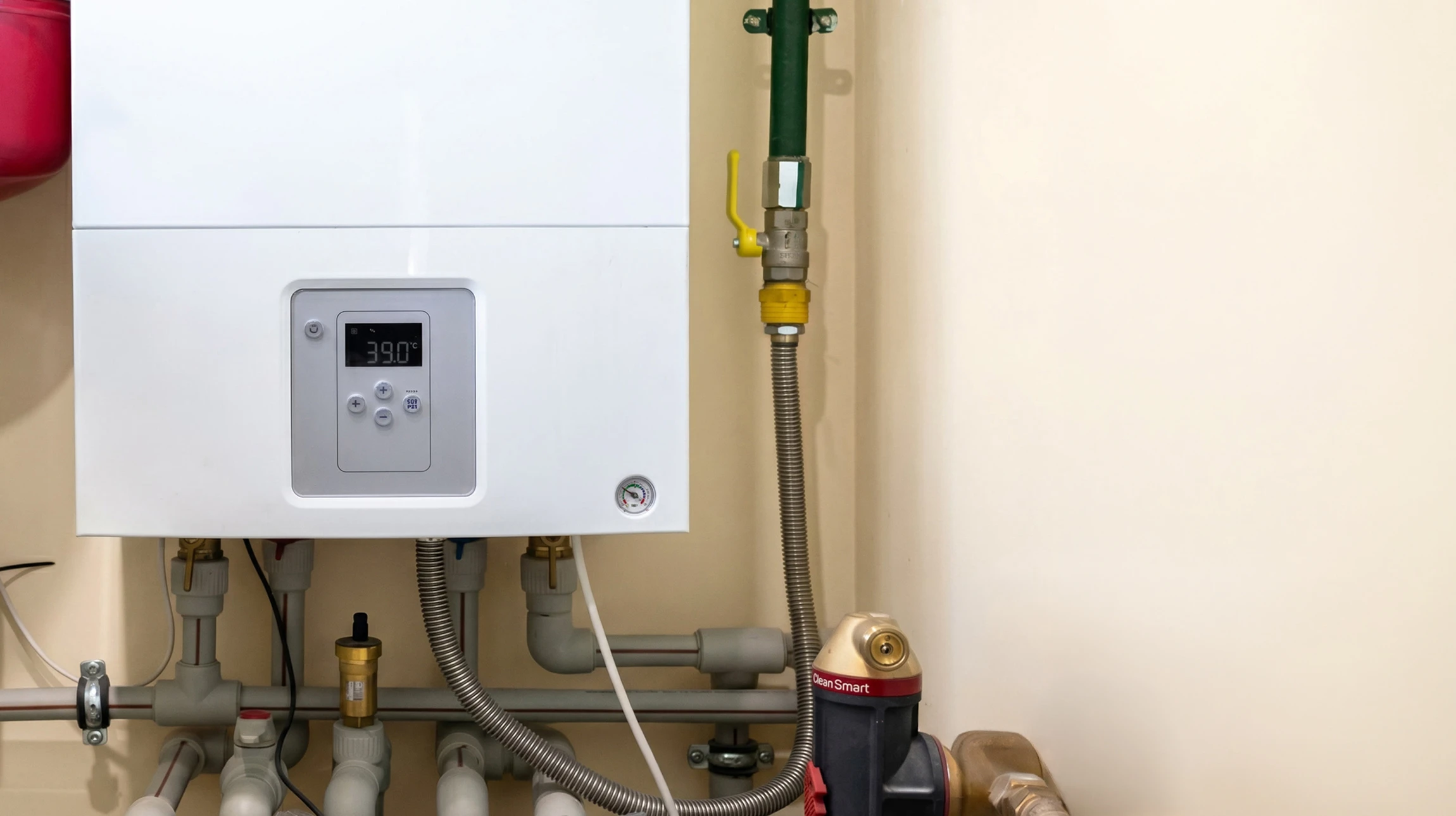 Intérieur d'habitation, technicien en plomberie intervenant sur installation de chauffage