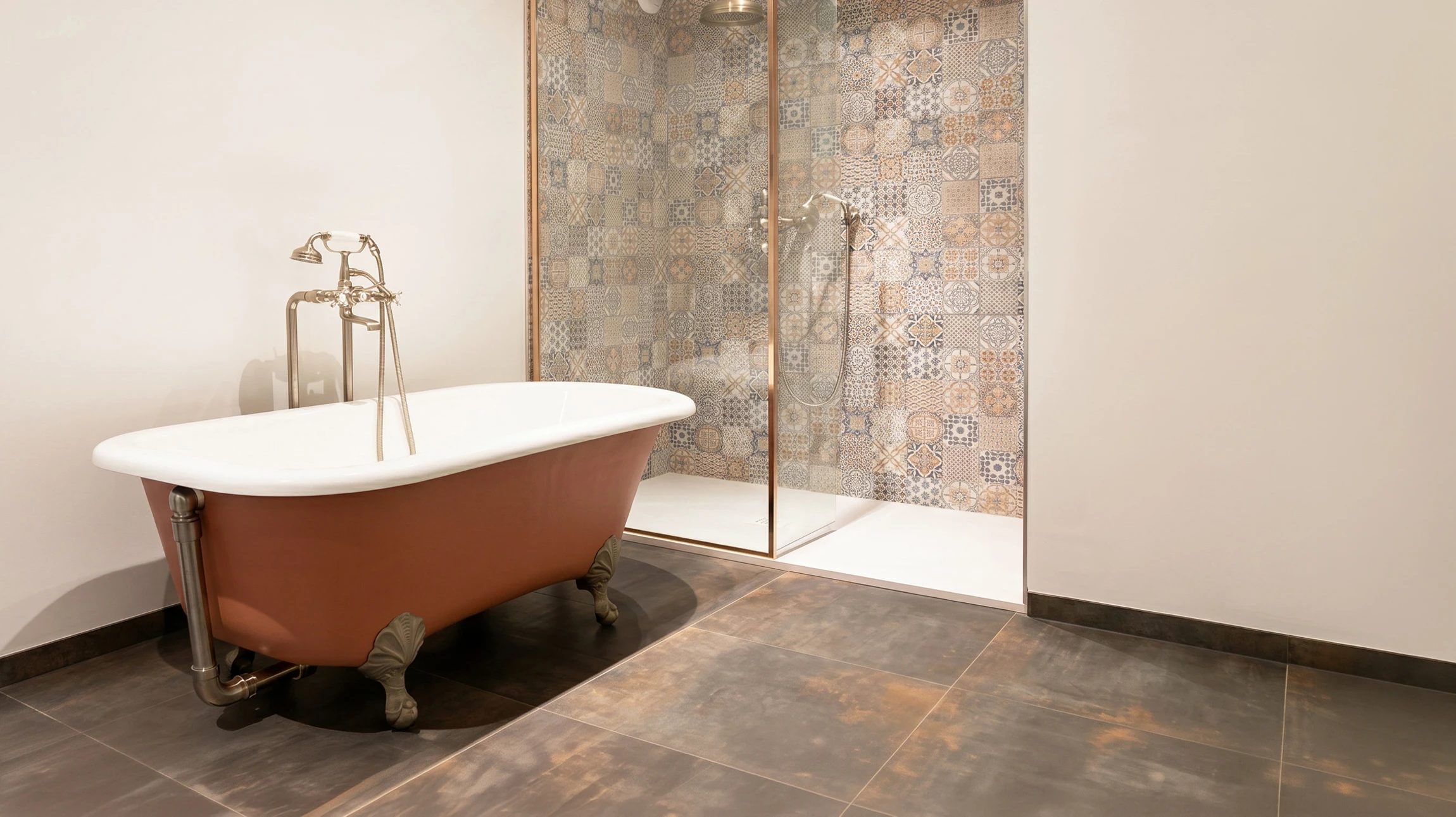 Salle de bain moderne avec meuble vasque suspendu en bois naturel et plan de toilette blanc intégré